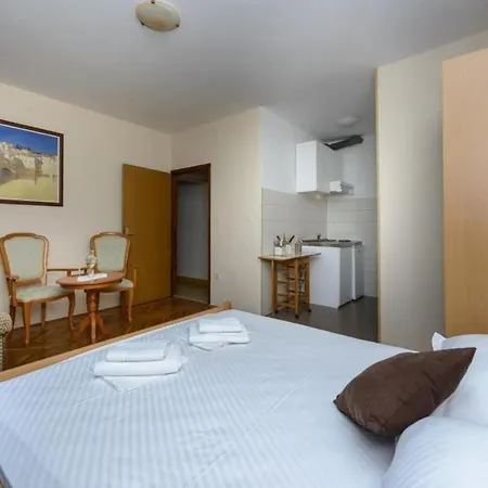 Botica- Studio With Balcony And Sea View דירה *