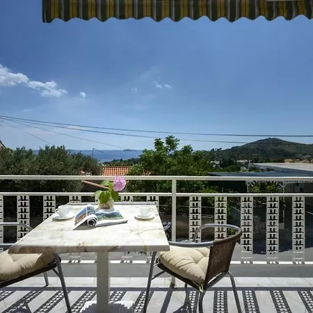 Botica- Studio With Balcony And Sea View דירה מליני